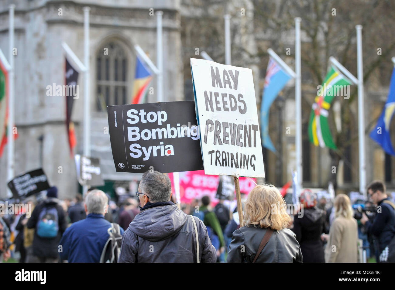 Londres, Royaume-Uni. 16 avril 2018. Les protestataires inscrivez-vous d'une manifestation à la place du Parlement, organisée par Coalition contre la guerre, en réponse à l'abandon de bombes sur les armes chimiques syriennes plantes par le Royaume-Uni, les États-Unis et la France le 14 avril. Crédit : Stephen Chung / Alamy Live News Banque D'Images