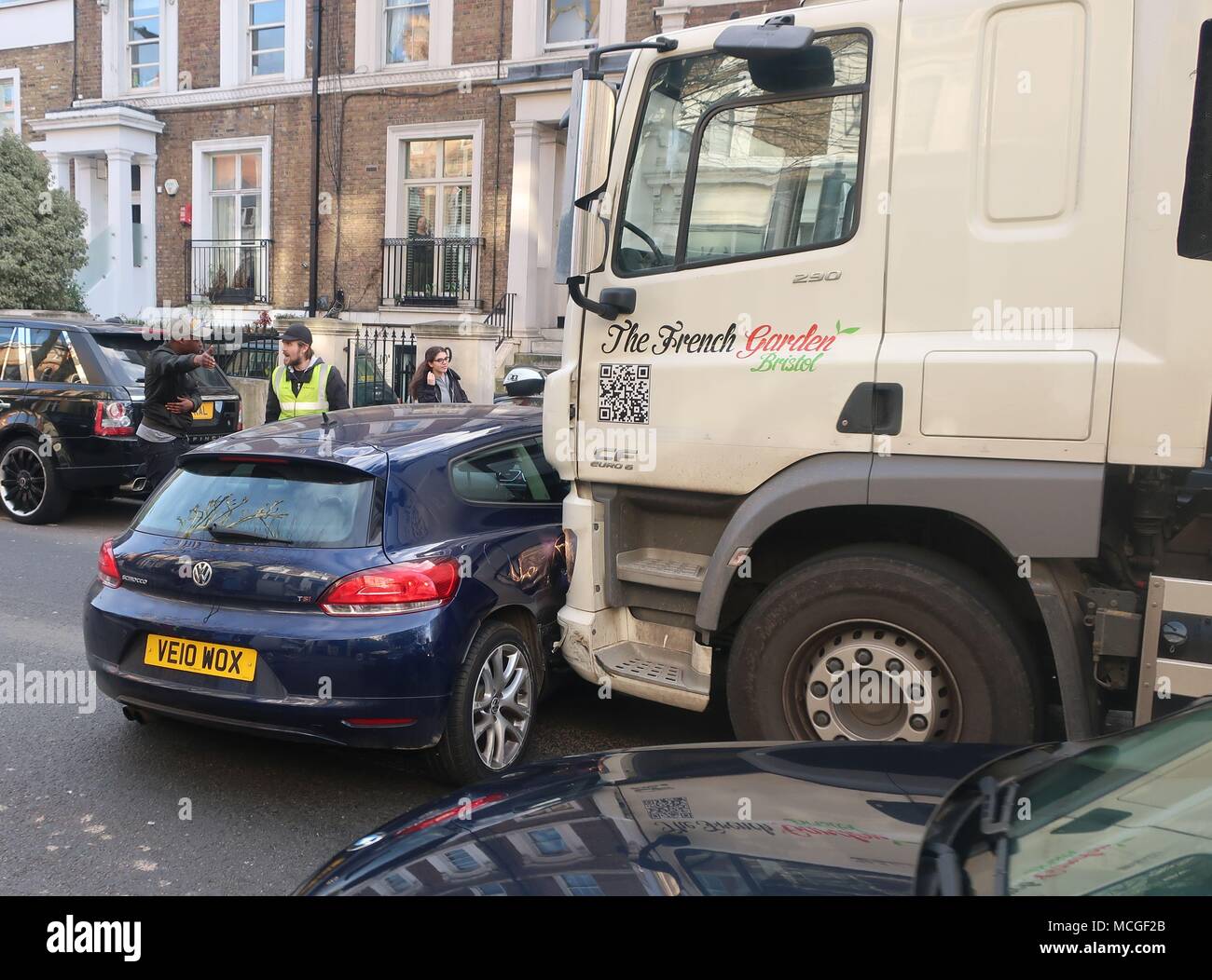 London.UK.16 avril 2018.Le conducteur et le passager d'une petite Volkswagen Scirocco avait une chance s'échapper quand ils ont été frappés par un camion de flanc descendant un système à sens unique dans Edith Grove à Chelsea, Londres. Aucun de ceux qui semblaient être blessés mais les témoins ont dit avoir entendu le klaxon du camion et le grincement des freins c'est pour un bon nombre de secondes avant l'impact. © Brian Minkoff/Alamy Live News Banque D'Images