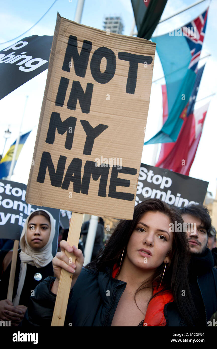 Londres, Royaume-Uni. 16 avril 2018. Manifestation à la place du Parlement, Westminster, Londres contre le bombardement de la Syrie a appelé à arrêter la guerre en tant que premier ministre Theresa peut défendre sa décision de rejoindre les Etats-Unis et la France sans rappeler le Parlement. Une jeune femme est titulaire d'une affiche disant "pas en mon nom". Credit : Jenny Matthews/Alamy Live News Banque D'Images