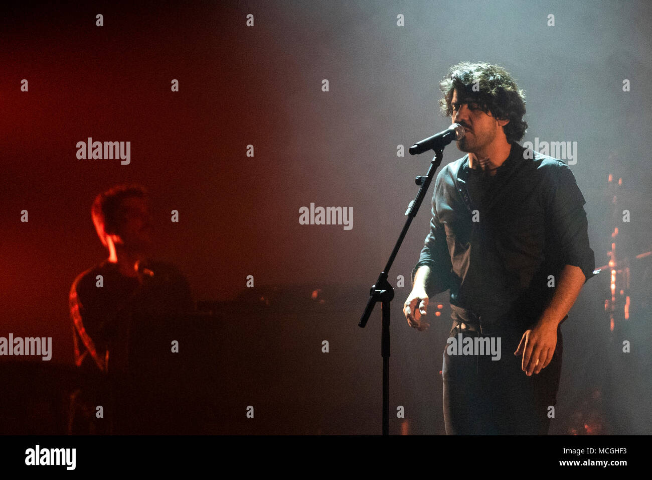 Naples, Italie. 16 avril 2018. Alessandro Mannarino se produit sur scène au Théâtre de l'Augusteo Naples durant sa dernière tournée appelée 'L'impero ' Crollerà. Credit : SOPA/Alamy Images Limited Live News Banque D'Images