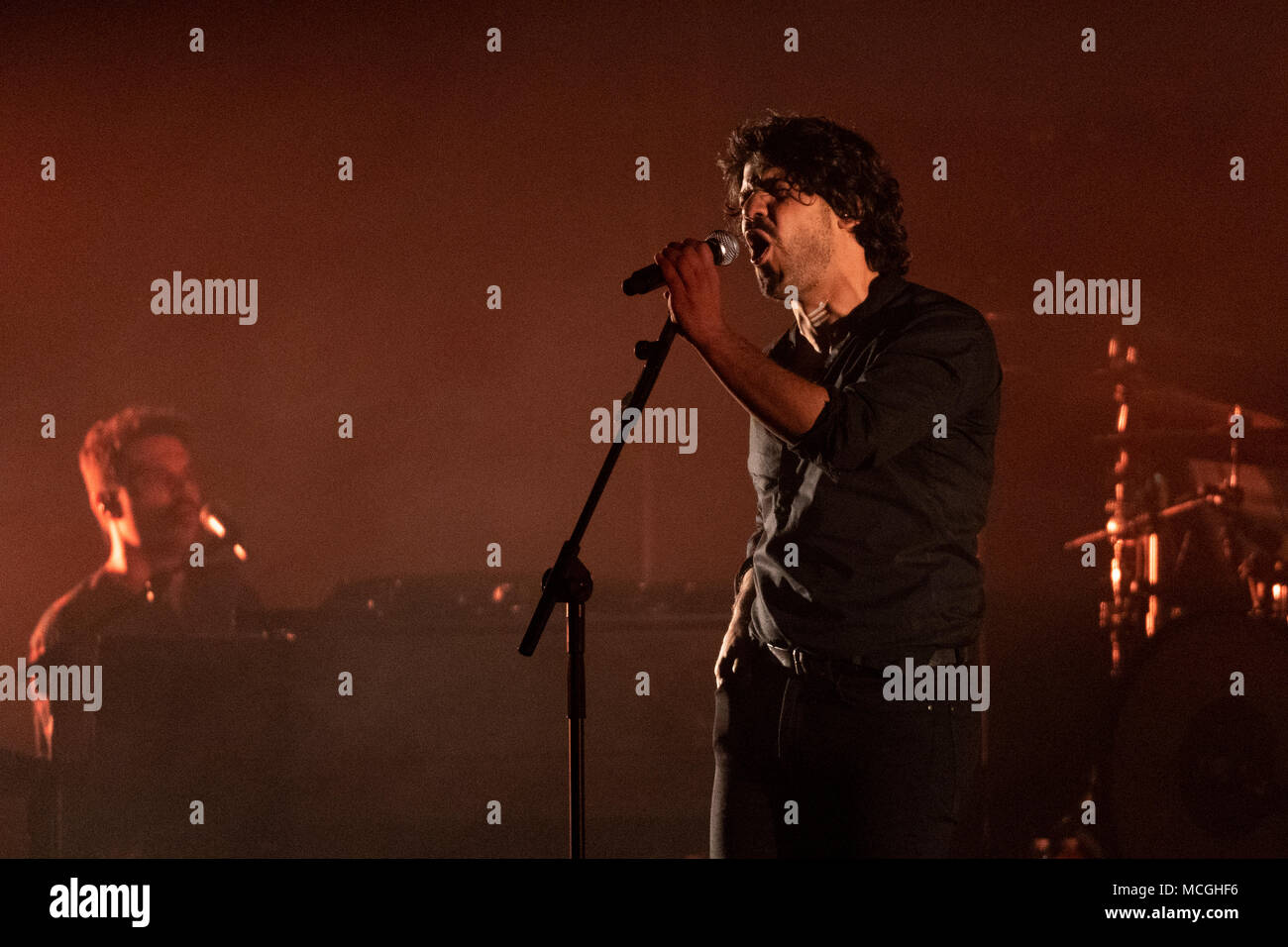 Naples, Italie. 16 avril 2018. Alessandro Mannarino se produit sur scène au Théâtre de l'Augusteo Naples durant sa dernière tournée appelée 'L'impero ' Crollerà. Credit : SOPA/Alamy Images Limited Live News Banque D'Images