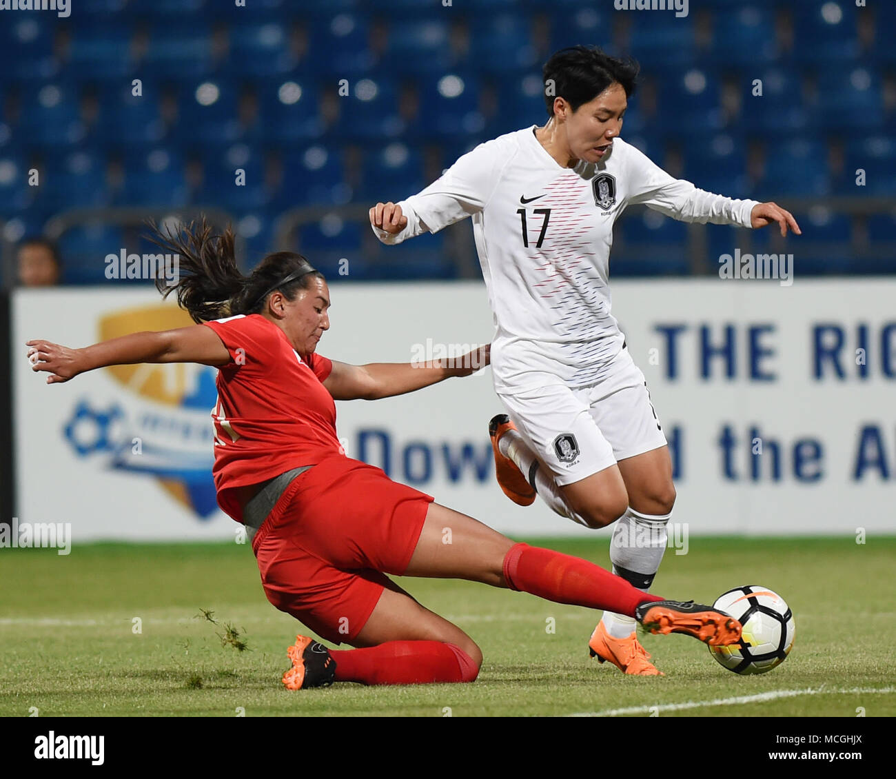 Amman, Jordanie. Apr 16, 2018. Geum-Min Lee (R) de la Corée du Sud rivalise avec Ryley Bugay des Philippines au cours de la cinquième place match entre la Corée du Sud et les Philippines à l'AFC 2018 Coupe d'Asie des femmes à Amman, Jordanie, le 16 avril 2018. Crédit : Il Canling/Xinhua/Alamy Live News Banque D'Images