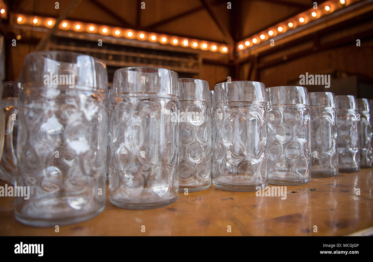 16 avril 2018, Allemagne, Stuttgart : verres debout dans le Hofbraeu chapiteau pendant la configuration de Stuttgart la 80e fête du printemps à la Cannstatter Wasen. La fête du printemps se déroule du 21 avril au 13 mai 2018. Photo : Sebastian Gollnow/dpa Banque D'Images