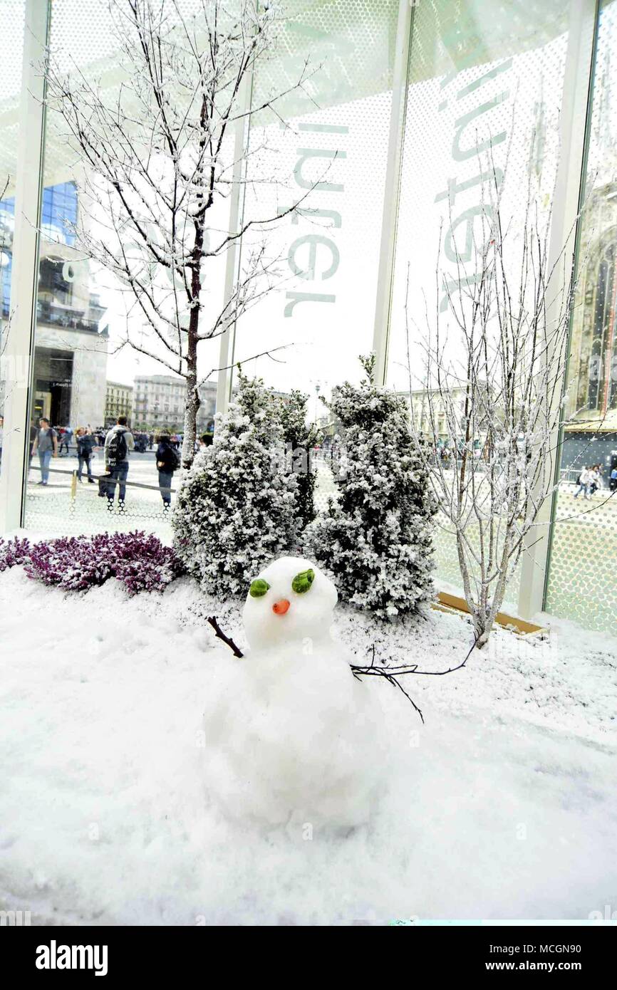 Milan, Italie. 16 avril 2018. Piazzetta Reale : fuorisalone - '4 saisons' de l'installation. (SIMONA CHIOCCIA, Milan - 2018-04-16) ps la photo peut être utilisé en respectant le contexte dans lequel elle a été prise, et sans l'intention diffamatoire de la décoration des personnes représentées : Crédit Photo indépendant Srl/Alamy Live News Banque D'Images