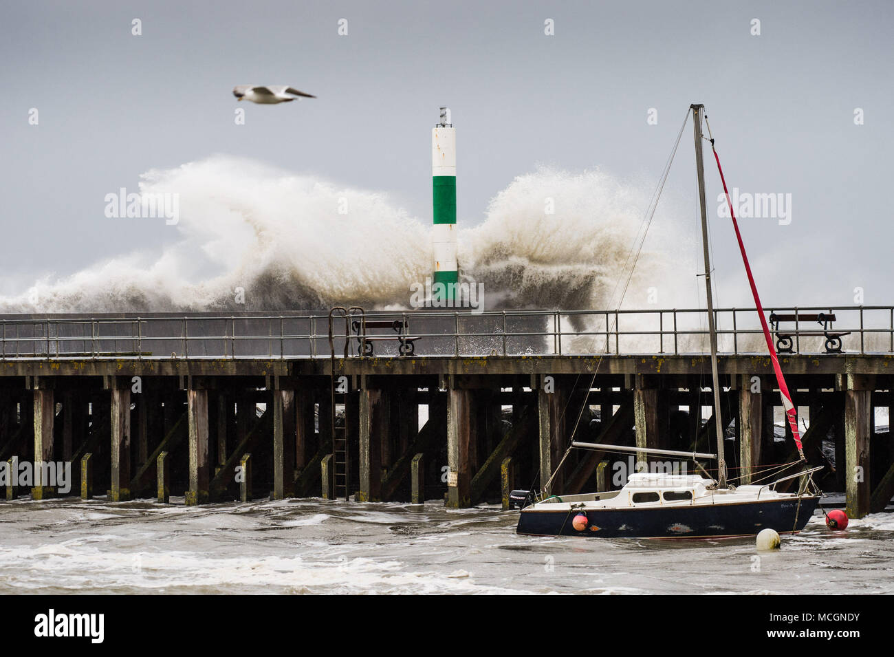 Pays de Galles Aberystwyth UK, le mardi 17 avril 2018 forte force de coup de vent du sud-ouest, et une marée haute, 5,3 m se combinent pour engendrer des vagues énormes coups de mer et port de Aberystwyth, sur la côte ouest du pays de Galles ce matin Photo © Keith Morris / Alamy Live News Banque D'Images