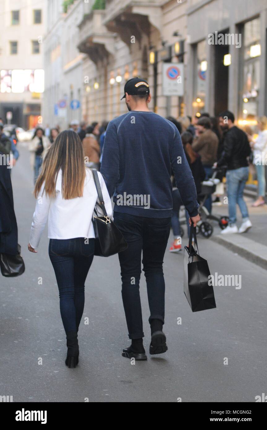 pas de web taxe speciale salutations distinguees et gianluigi amie alessia elefante shopping a gucci dans la via montenapoleone photo stock alamy