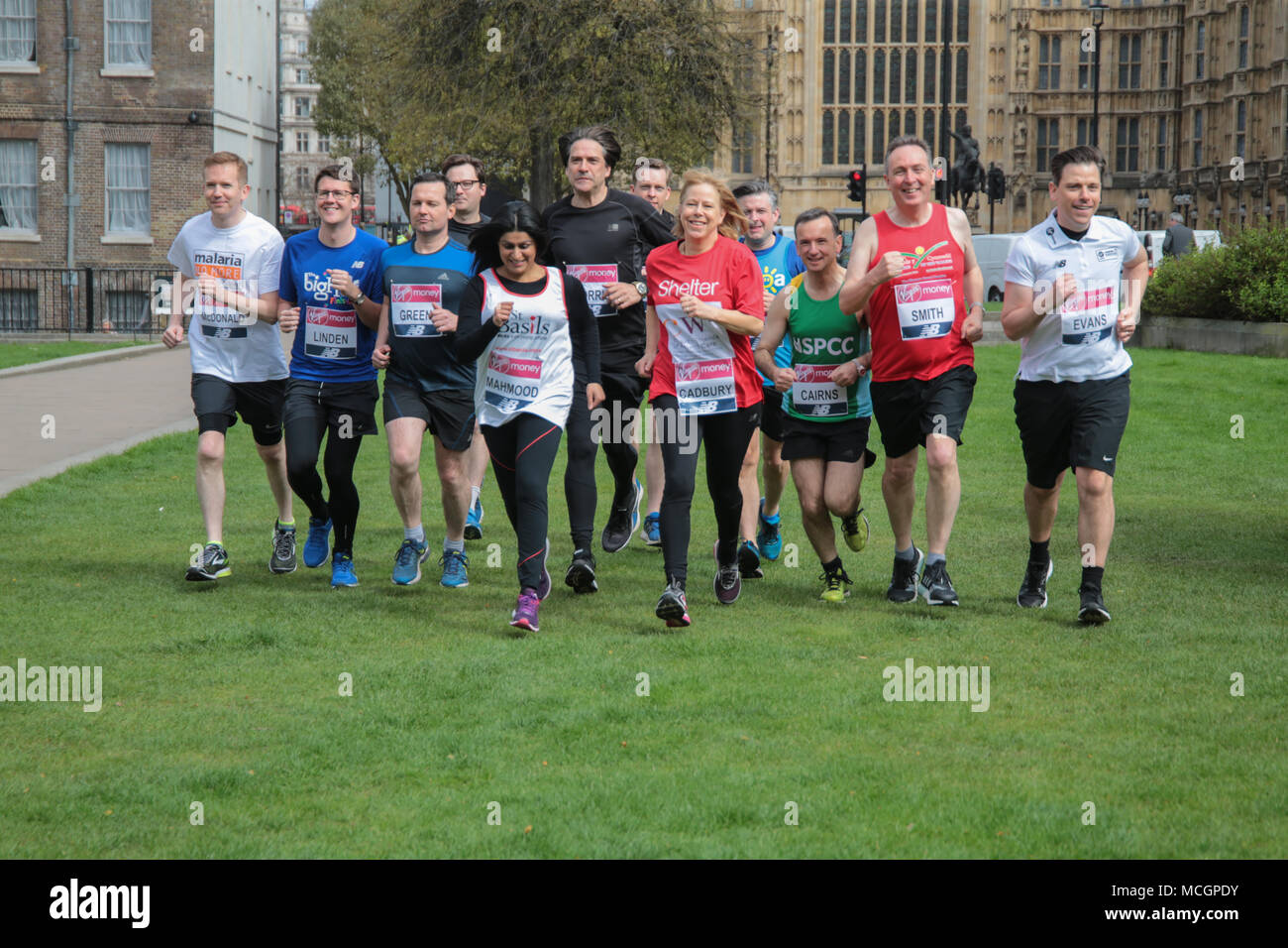 London UK 17 avril 2018 le chiffre record de 17 parlementaires se prendre sur l'argent vierge 2018 Marathon de Londres. Ils se rassemblaient en exécutant kit sur College Green à l'extérieur du Parlement pour être pris en photo aujourd'hui.Ils sont Tom Pursglove,,Johnj Lamont,Alun,Cairns Rehman Chishti,Chris Green,Caroline Johnson, James Morris,Leo Docherty,Alex Norris,Shabana Mahmood,Nic Dakin,Chris Evans,Jon Ashworth,Nick Smith,Jenny Chapman,Ruth Carbury David,tilleul,Hannah Bardell et Styart Mcdonald,malheureusement pas tous d'entre eux s'est présenté @Paul Quezada-Neiman/Alamy Live News Banque D'Images