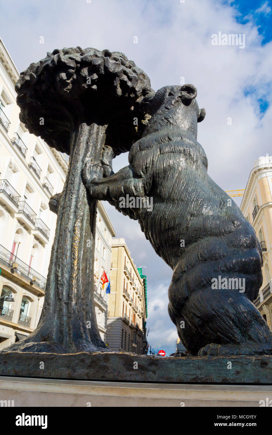 Estatua del oso y el Madrono, l'ours et l'arbousier sculpture, Puerta del Sol, Madrid, Espagne Banque D'Images