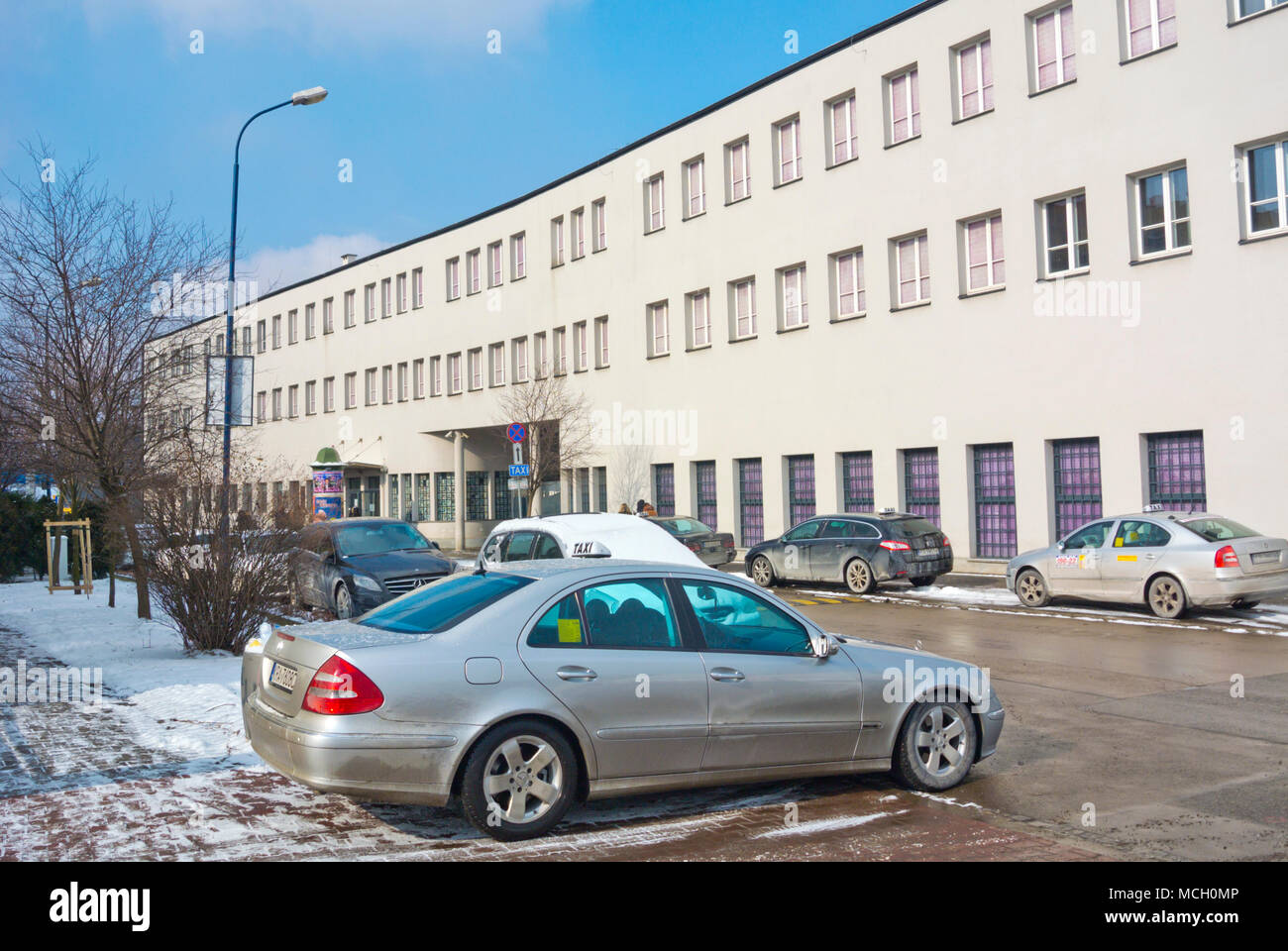 Taxi, en face de l'usine Schindler émail, Podgorze, Zablocie, Cracovie, Pologne, Malopolska Banque D'Images