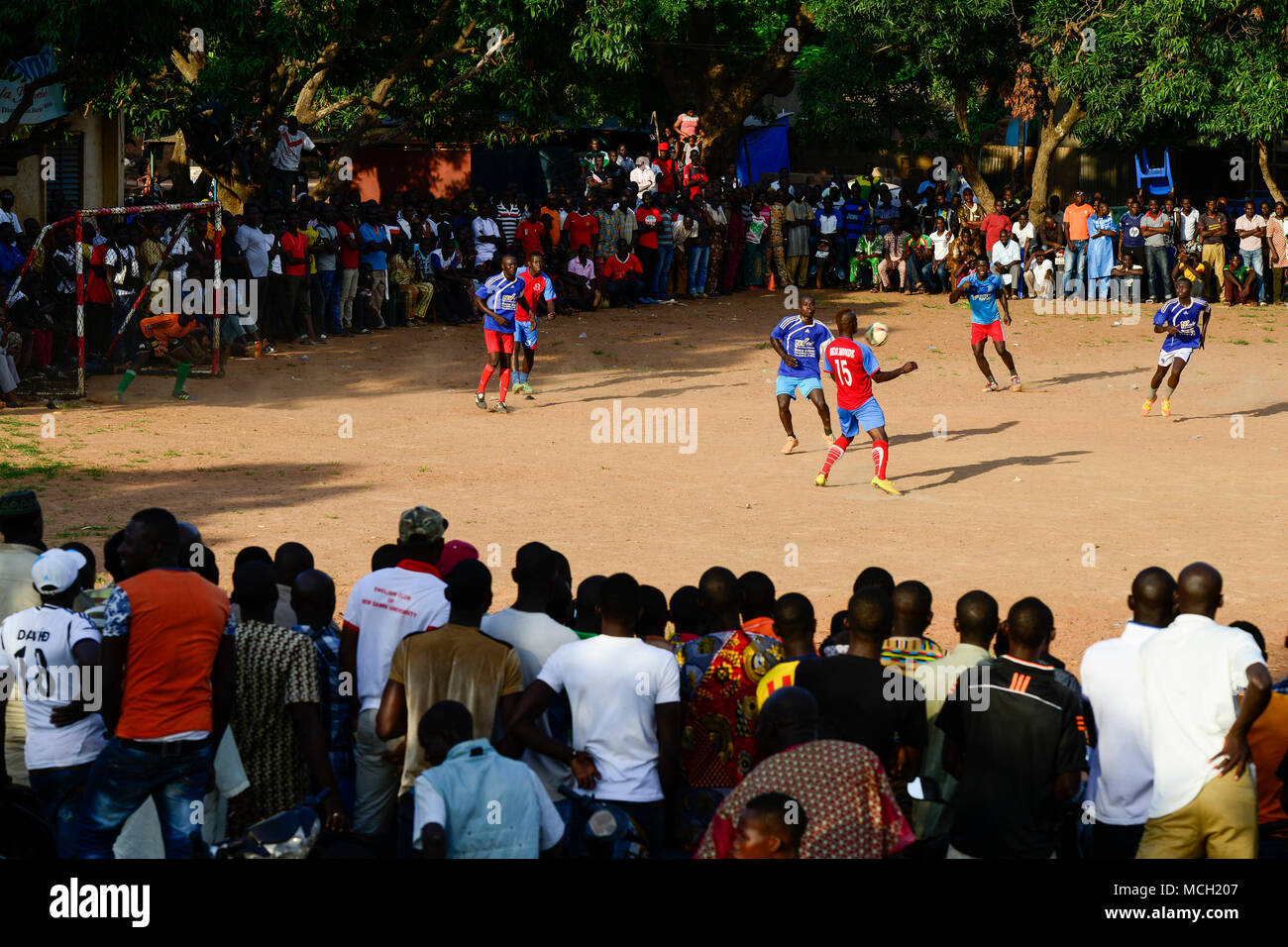 BURKINA FASO, Ouagadougou, les jeunes regarder un match de foot / Jugendliche beim Fussballspiel Banque D'Images