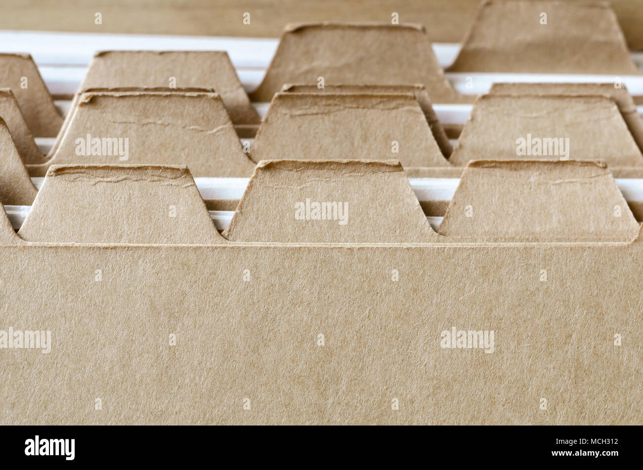 Vieux, des fiches à onglets brun face à l'avant. Froissé et usé de l'utilisation. Vide pour fournir une copie de l'espace. Banque D'Images