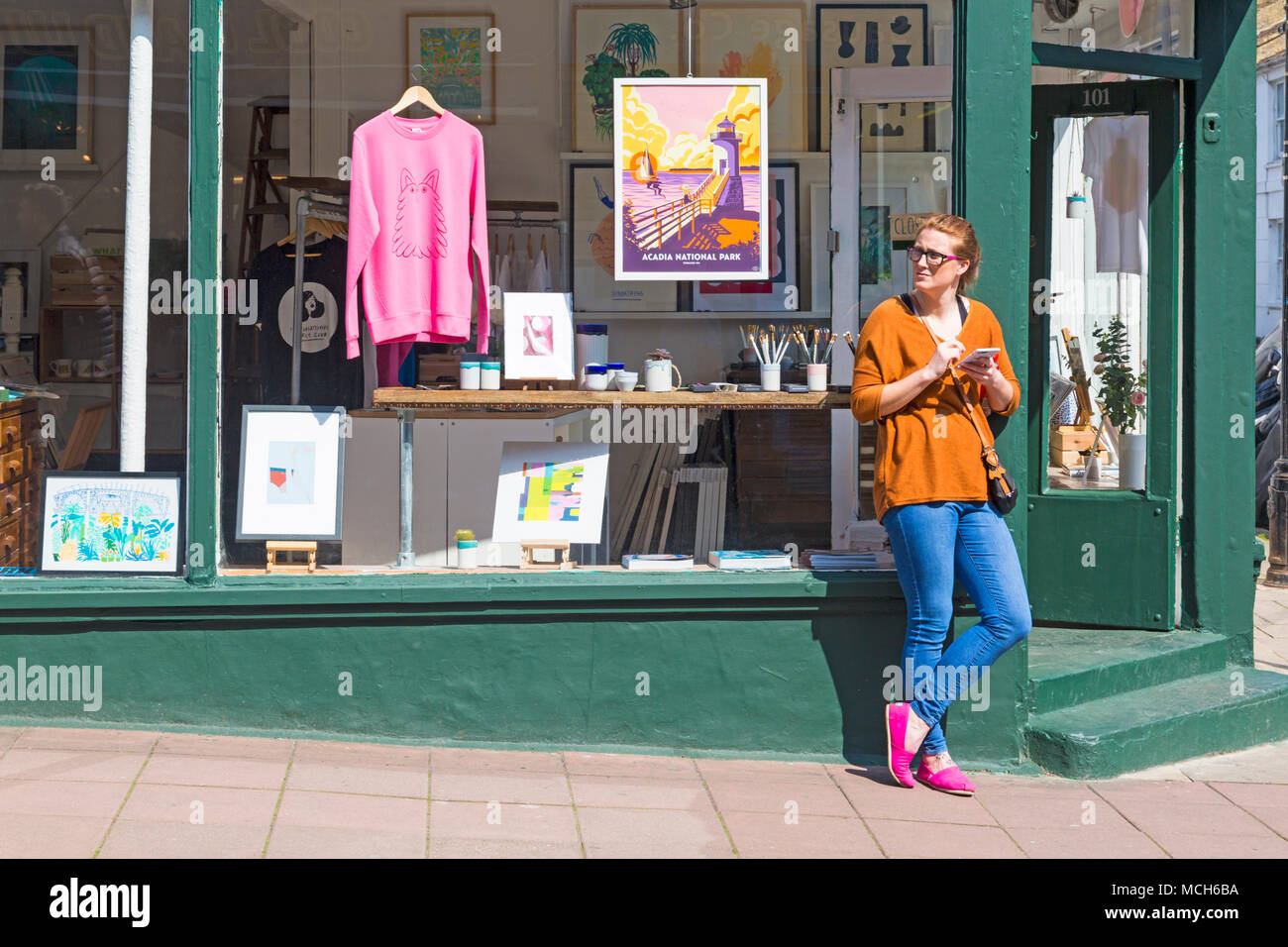 Woman standing outside Tidy Imprimer l'écran un studio d'impression & shop à Gloucester Rd, North Laine, Brighton, East Sussex, Angleterre, Royaume-Uni Banque D'Images