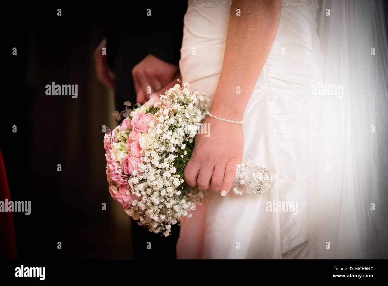 Close-up shot détails de la mariée avec son bouquet floral. Banque D'Images