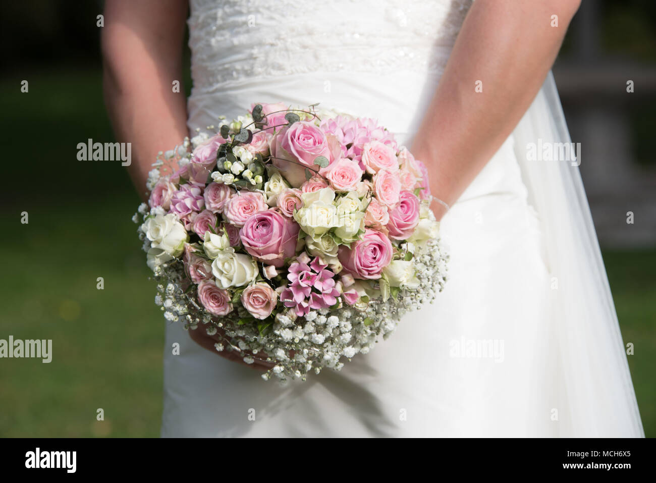 Close-up shot détails de la mariée avec son bouquet floral. Banque D'Images