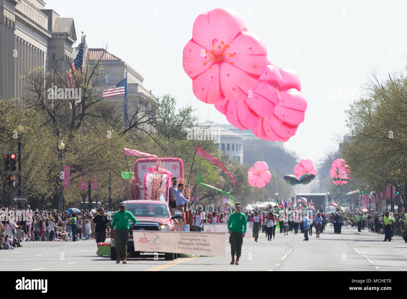 Washington, D.C., USA - Le 14 avril 2018 des flotteurs et des ballons en forme de fleur dans le National Cherry Blossom Parade 2018 Banque D'Images