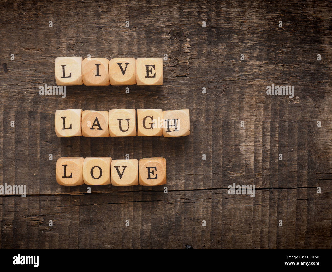 Dés en bois avec les mots live laugh love on a wooden background Banque D'Images