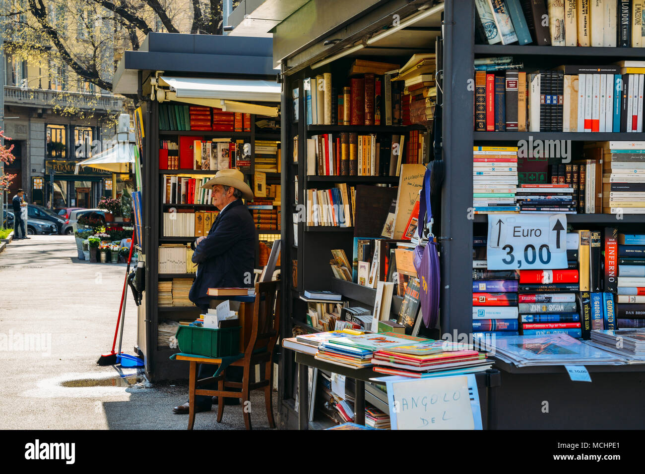 Milan, Italie - 14 Avril 2018 : Un homme plus âgé avec un cowboy hat vend des livres sur la rue Banque D'Images