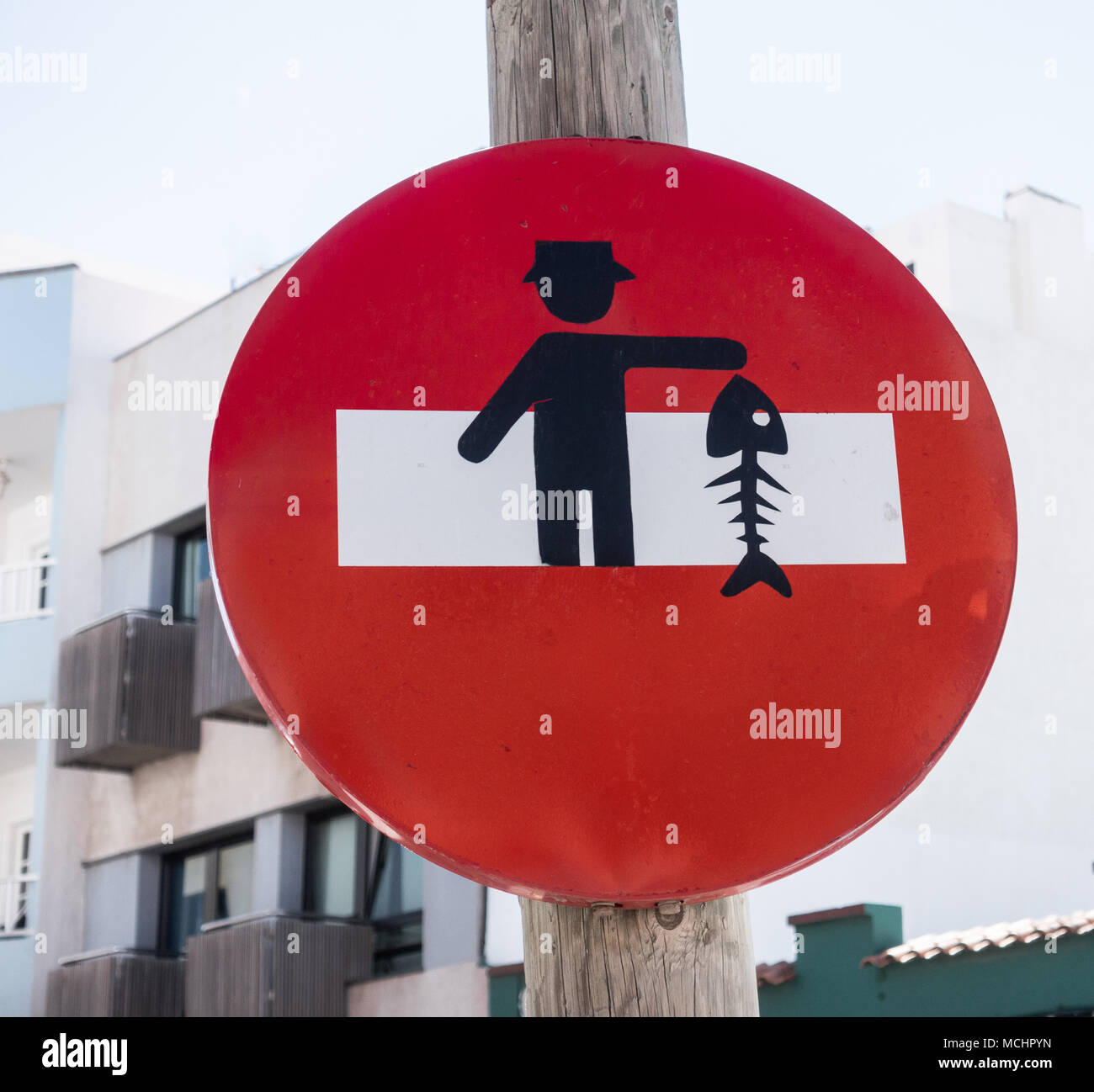 Panneau routier inhabituelle dans village côtier en Espagne Banque D'Images