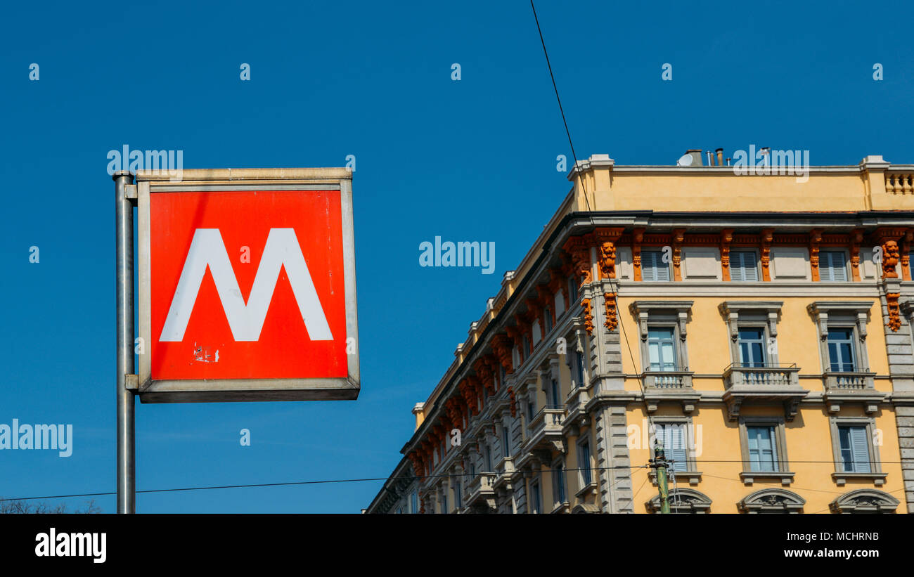 Un signe de métro à Milan Banque D'Images