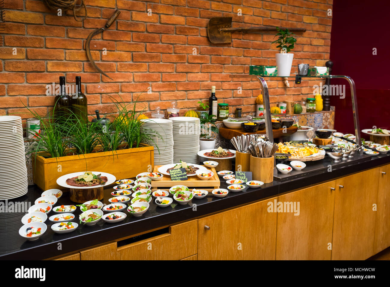 Table de buffet pour le petit-déjeuner dans l'hôtel Photo Stock - Alamy