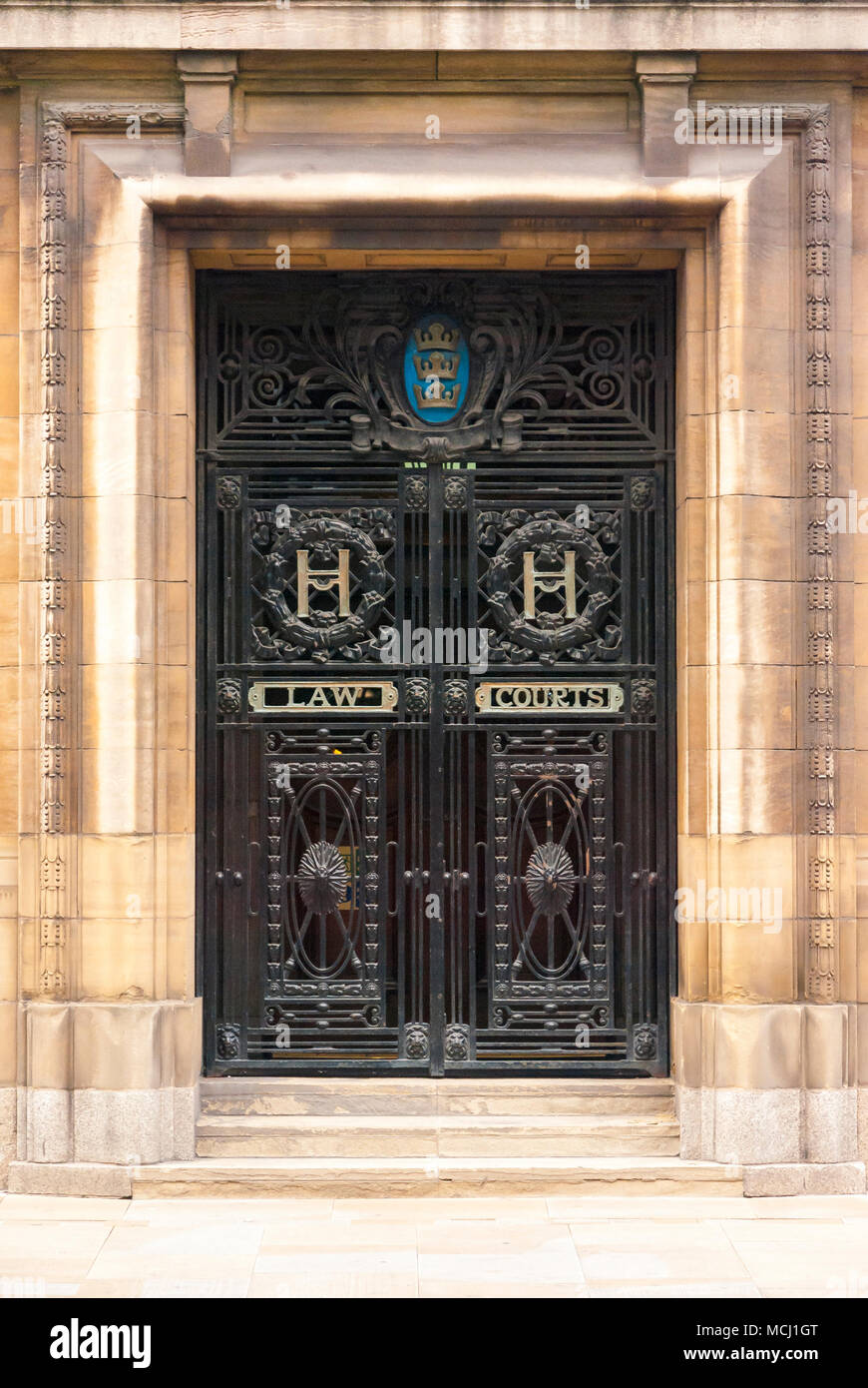 Les portes de la Loi sur les tribunaux Afred Gelder Street à Kingston-upon-Hull, East Yorkshire, Angleterre. 27 août 2007. Banque D'Images