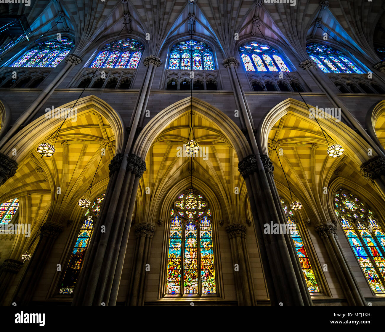 New York City la cathédrale Saint Patrick de vitraux d'Intérieur Banque D'Images