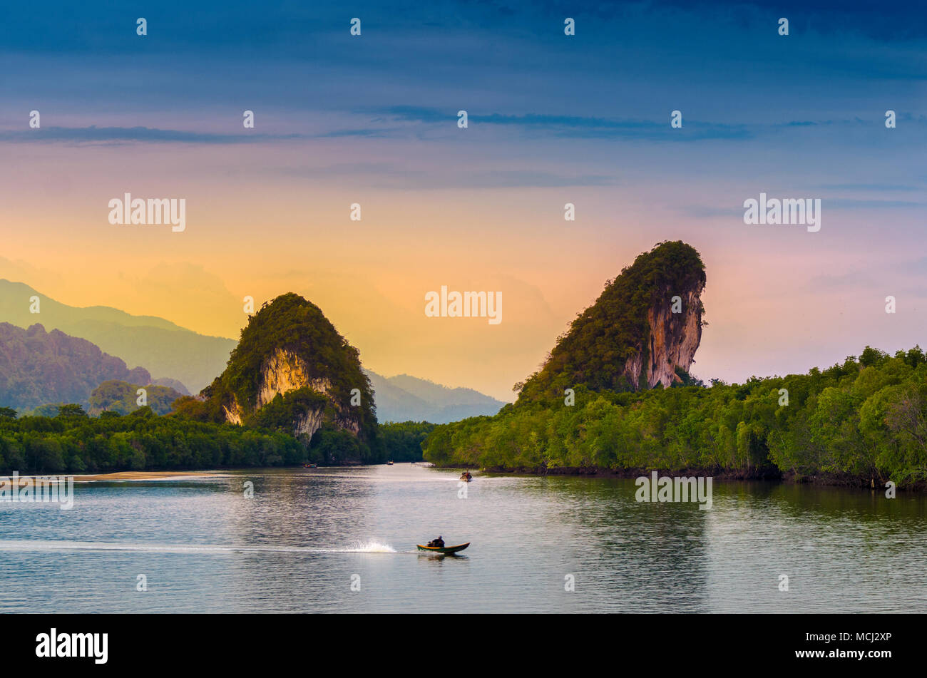 Khao kha nab nam à Krabi en Thaïlande. La célèbre attraction touristique dans le sud de la Thaïlande. Montagnes jumelles ont d'eau par le milieu de la evenin Banque D'Images