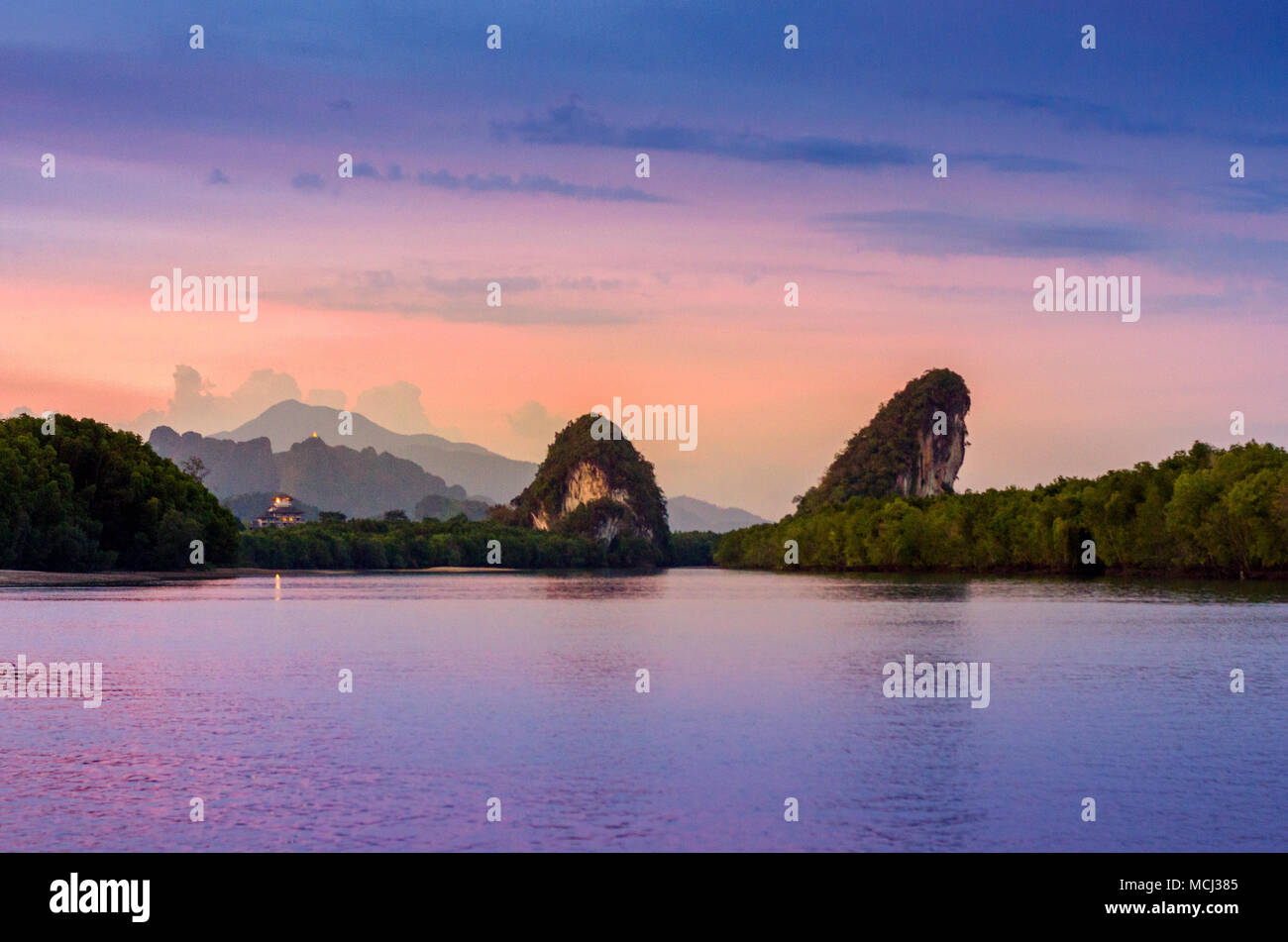 Khao kha nab nam à Krabi en Thaïlande. La célèbre attraction touristique dans le sud de la Thaïlande. Montagnes jumelles ont d'eau par le milieu de la evenin Banque D'Images