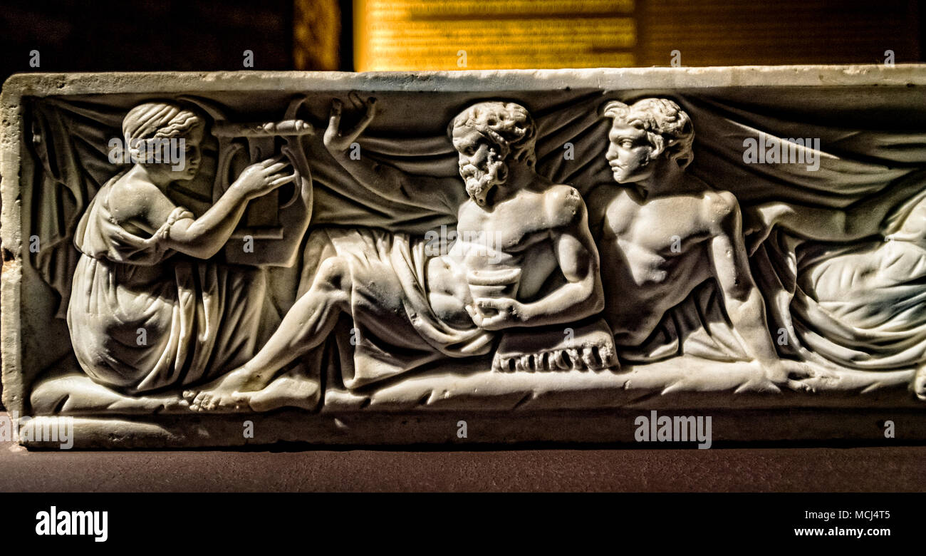 Piémont Turin Polo Reale Museo di Antichità - couvercle de sarcophage de panneau latéral avec scène de banquet - II siècle A.C. Banque D'Images