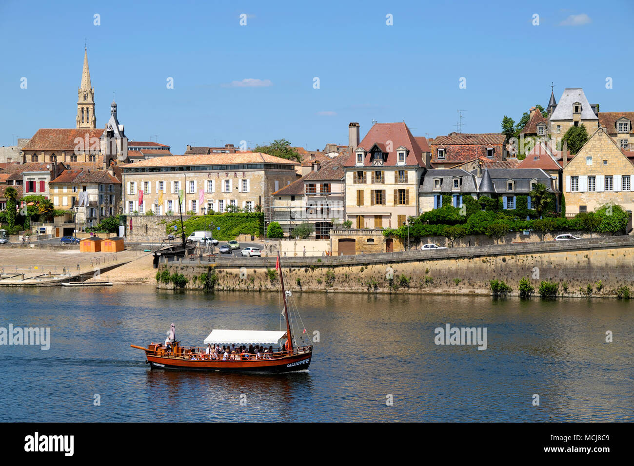 Barge traditionnelle excursion en bateau sur la rivière Dordogne, Bergerac, Nouvelle-Aquitaine, France Banque D'Images