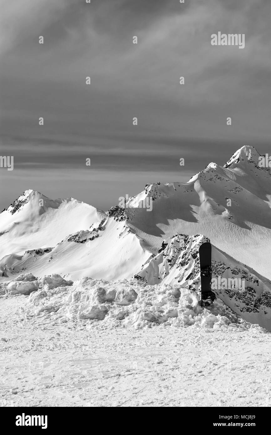 Snowboard Contre Les Montagnes Enneigées Montagnes Du