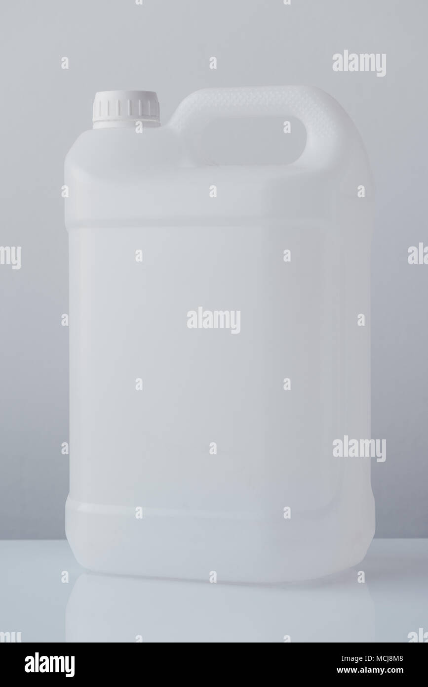 Bidon en plastique blanc cartouche pour liquides chimiques, sans étiquette vierge comme surface copy space Banque D'Images