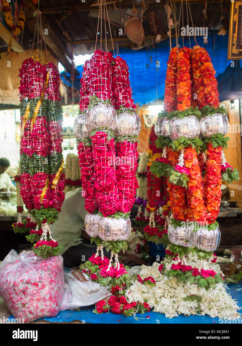 Offres de fleurs au décrochage Devaraja Market, Mysore Banque D'Images