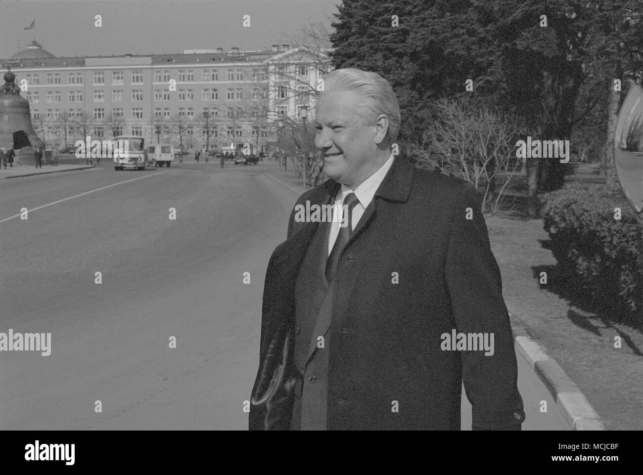 Moscou, URSS - 28 mars 1991 : Le Président du Présidium du Soviet suprême de la RSFSR Boris Nikolaïevitch Eltsine promenades à l'extérieur dans Kremlin. Banque D'Images