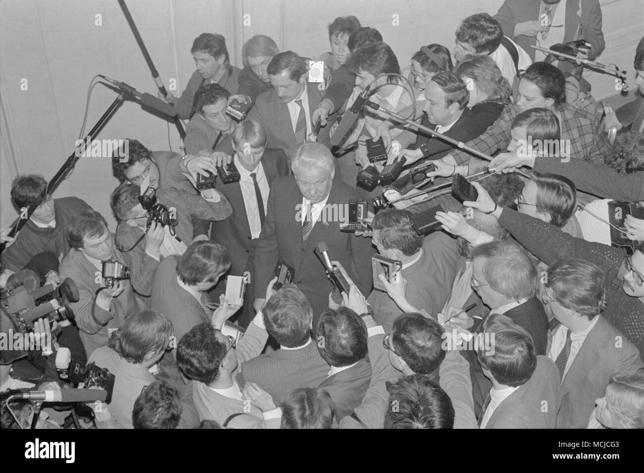 Moscou, URSS - 28 mars 1991 : Le Président du Présidium du Soviet suprême de la RSFSR Boris Nikolaïevitch Eltsine dans la presse foule à Kremlin. Banque D'Images