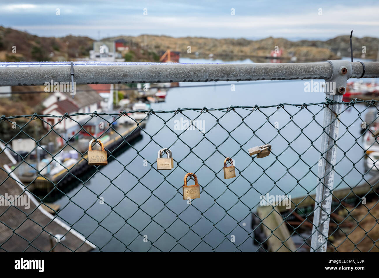 Rovaer, Haugesund, en Norvège, le 11 janvier 2018 : quelques cadenas accroché sur le filet d'escrime à la passerelle. L'archipel de Rovaer à Haugesund, Norvège. Ce pont relie les deux îles Rovar et URD. Banque D'Images