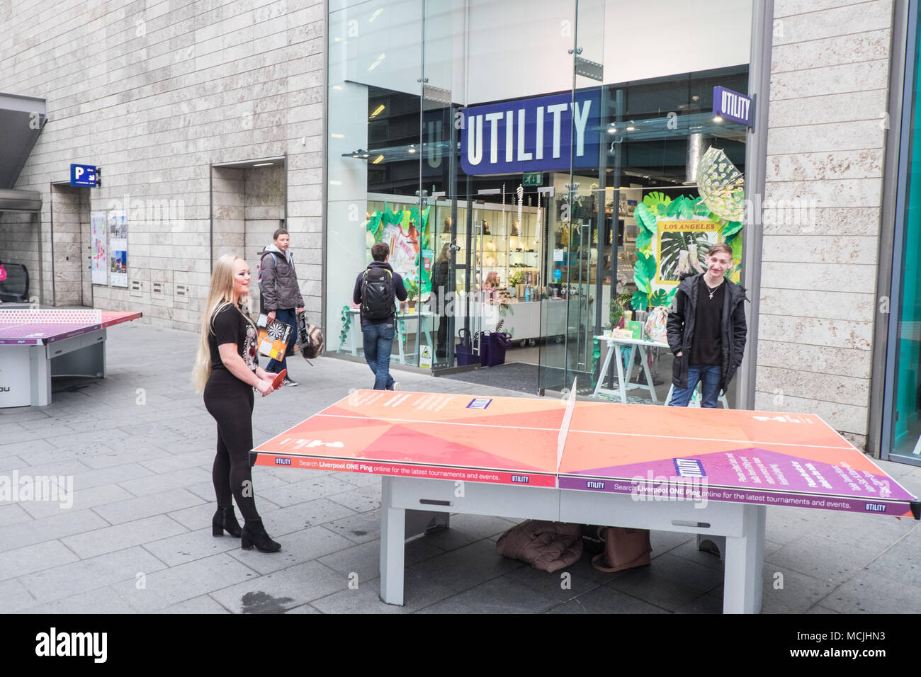 Libre, ping pong,tennis de table,tables,pour,général,public,utiliser,usage,alors que,achats,Liverpool One,achats,Center,Liverpool, Merseyside, Angleterre,UK, Banque D'Images