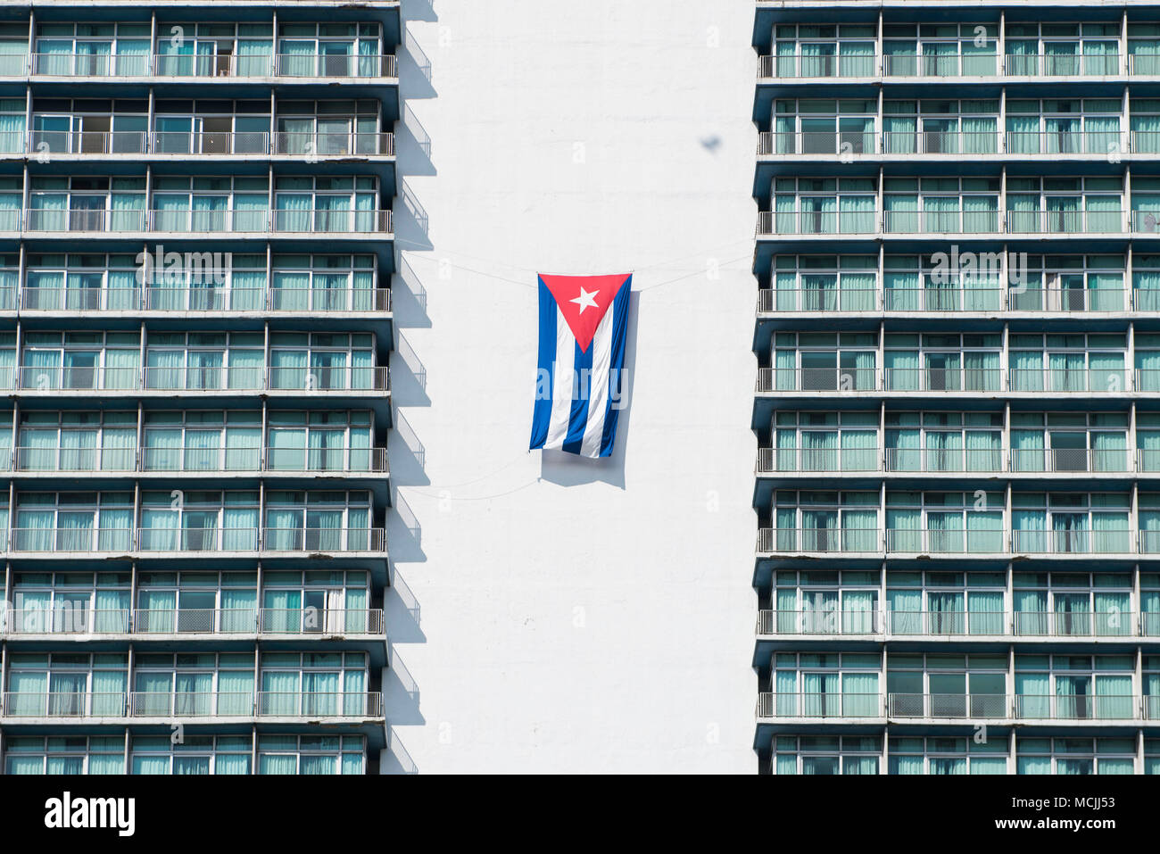 Un drapeau cubain est drapé sur le mur de l'Hôtel Havana Libre, à La Havane, Cuba Banque D'Images