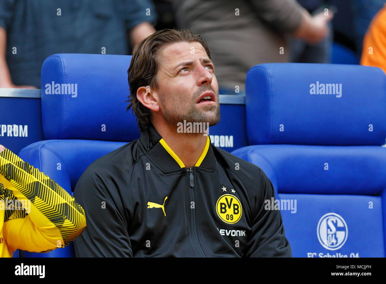 Sports, football, Bundesliga, 2017-2018, le FC Schalke 04 vs BVB Borussia Dortmund 2:0, Veltins Arena Gelsenkirchen, substituts, Dortmund banc keeper Roman Weidenfeller (BVB) Banque D'Images