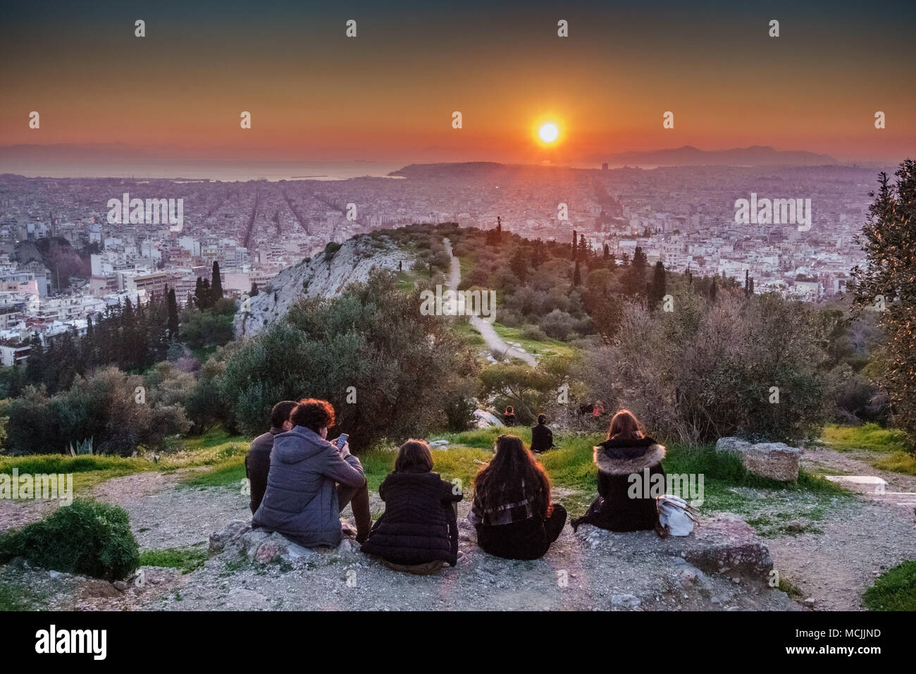 Groupe de jeunes tourisme Athènes ville des montagnes, Grèce Banque D'Images