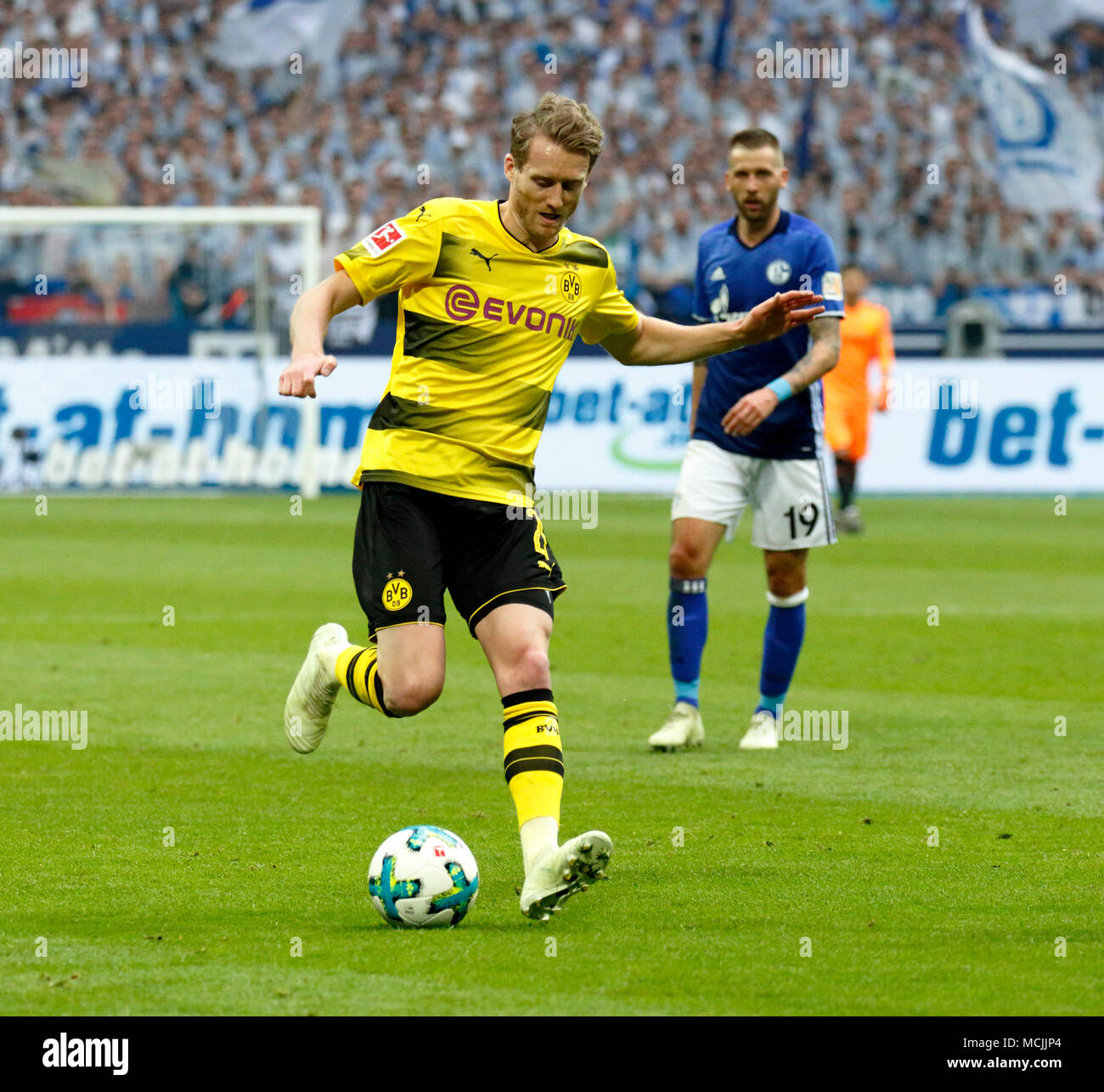 Sports, football, Bundesliga, 2017-2018, le FC Schalke 04 vs BVB Borussia Dortmund 2:0, Veltins Arena Gelsenkirchen, scène du match, André Schuerrle (BVB) en possession de la balle, derrière Guido Burgstaller (S04) Banque D'Images