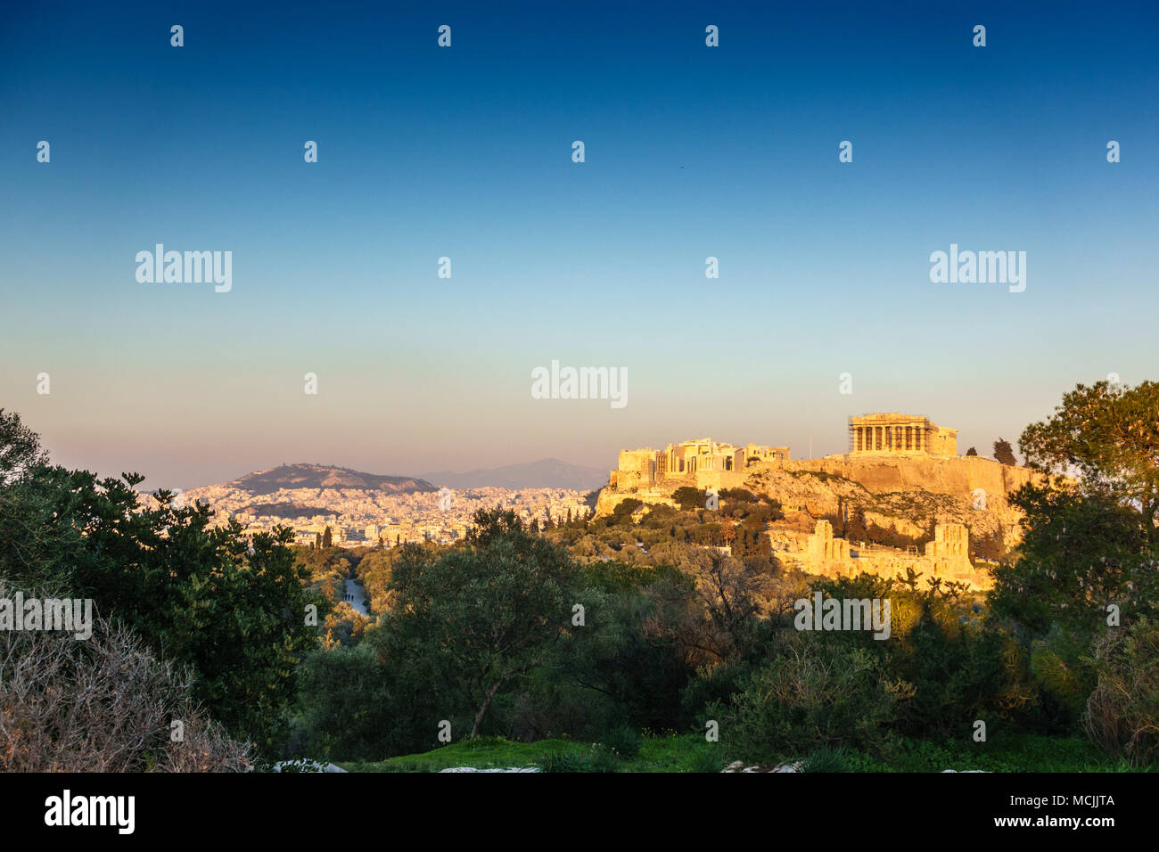 Acropole - Athènes entourés d'une végétation luxuriante, Grèce Banque D'Images