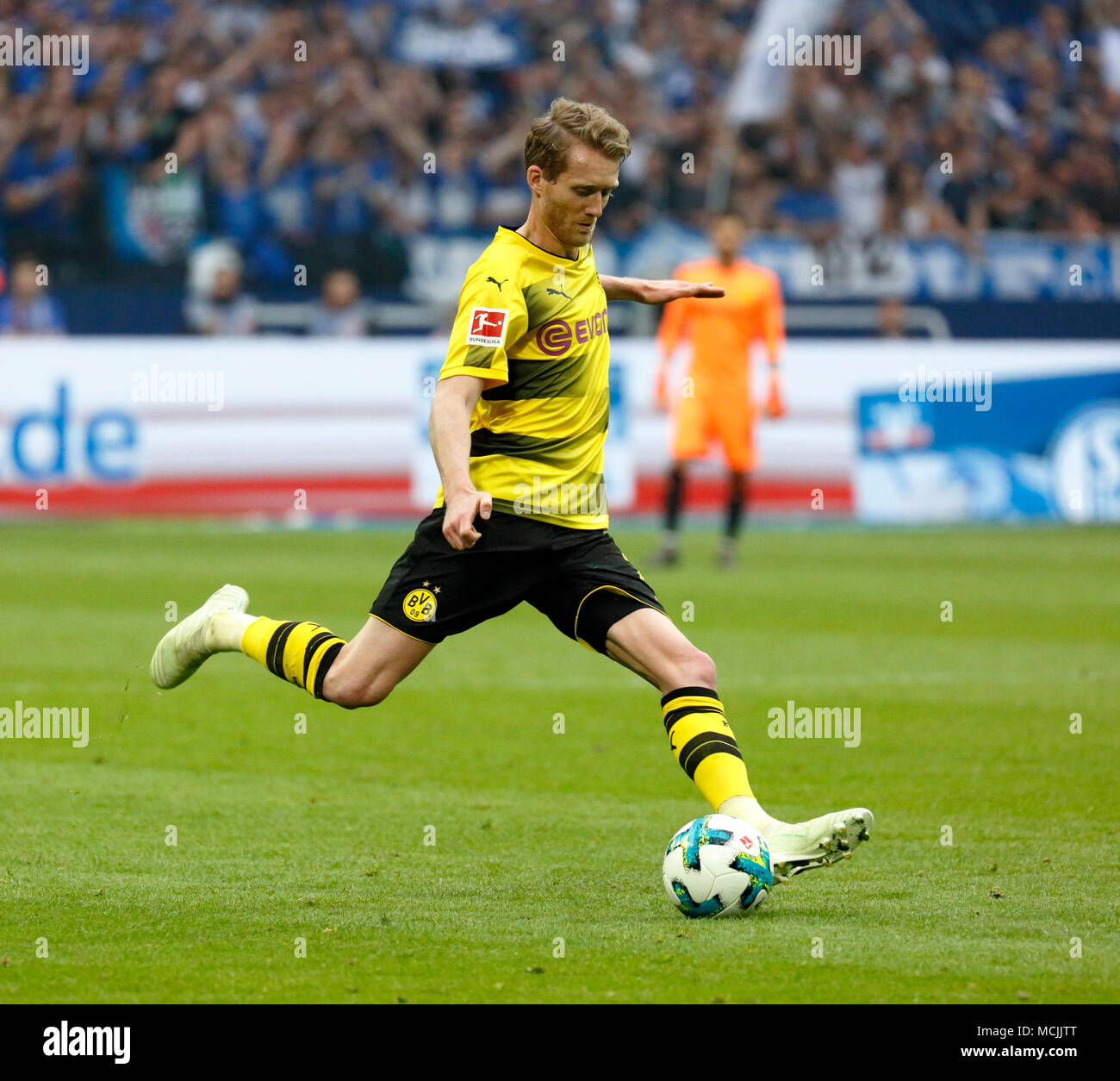 Sports, football, Bundesliga, 2017-2018, le FC Schalke 04 vs BVB Borussia Dortmund 2:0, Veltins Arena Gelsenkirchen, scène du match, André Schuerrle (BVB) en possession de la balle Banque D'Images