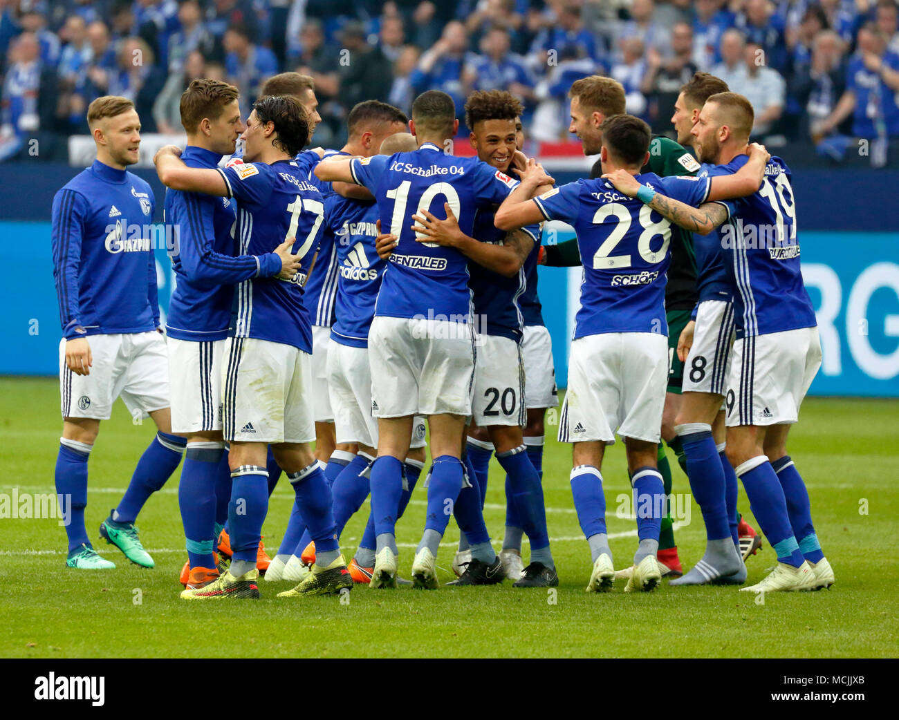 Sports, football, Bundesliga, 2017-2018, le FC Schalke 04 vs BVB Borussia Dortmund 2:0, Gelsenkirchen Veltins Arena, les joueurs de Schalke ont le plaisir, la joie au Derby gagner Banque D'Images
