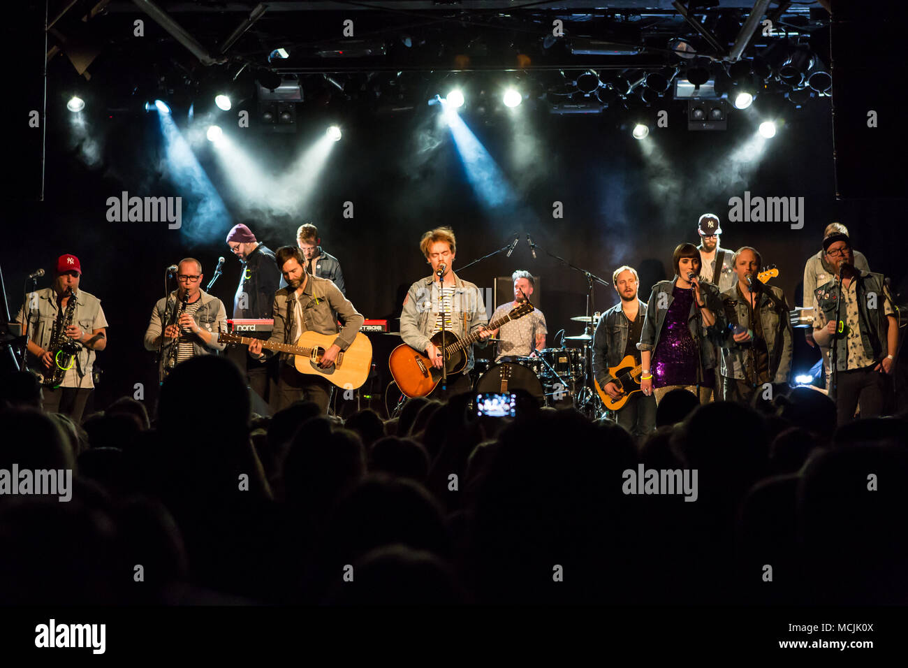 Le groupe de pop indie suédois Je suis de Barcelone avec le chanteur et frontman Emanuel Lundgren vivent dans les Schüür Lucerne Banque D'Images