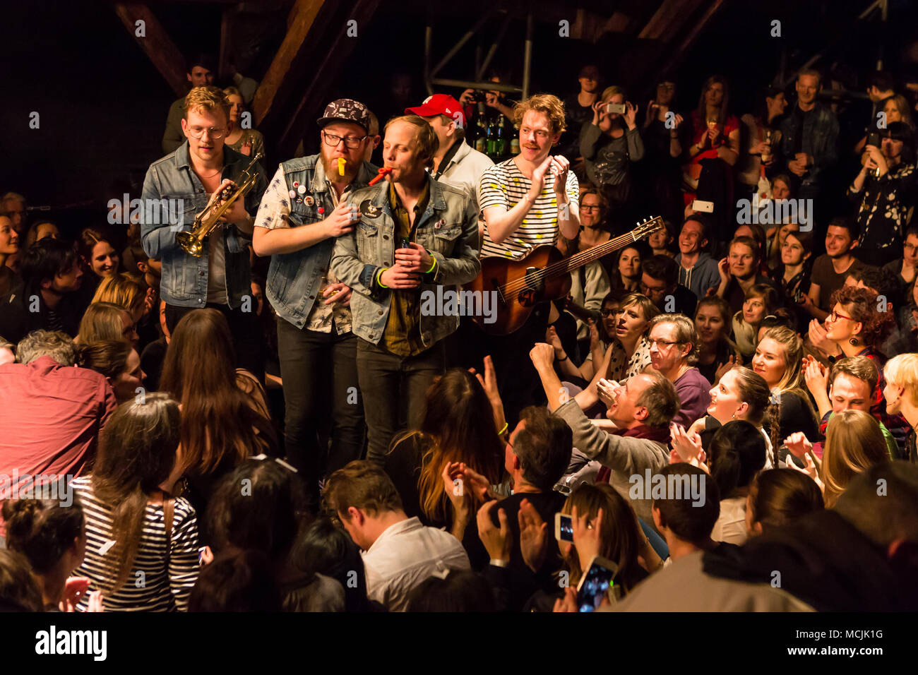 Le groupe de pop indie suédois Je suis de Barcelone avec le chanteur et frontman Emanuel Lundgren vivent dans les Schüür Lucerne Banque D'Images