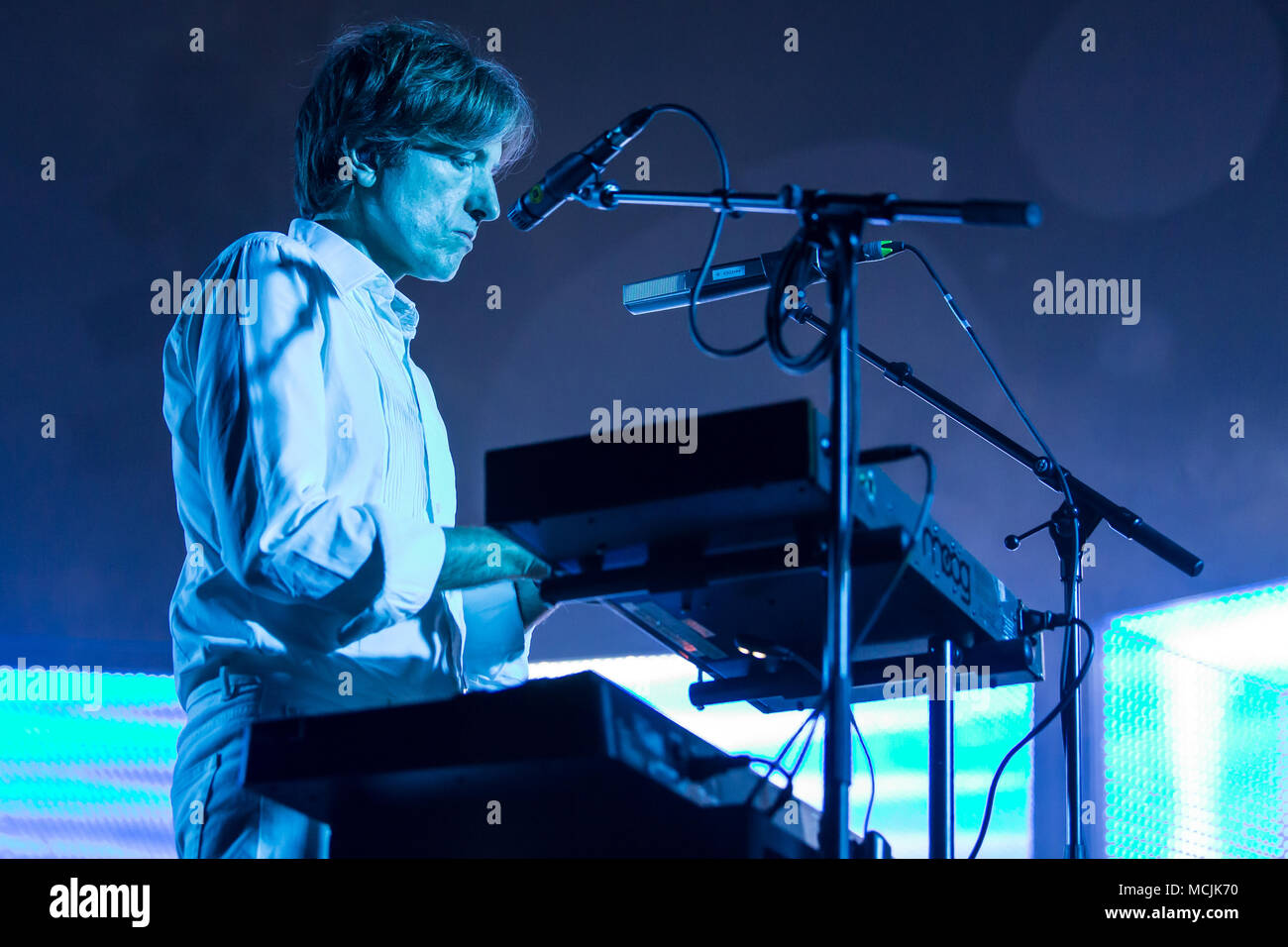 La synth-pop française Air bande avec le guitariste Nicolas Godin et  Jean-Benoît Dunckel clavier live au Blue Balls Festival Photo Stock - Alamy