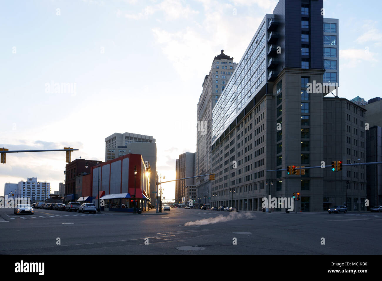 La rue vide et le boulevard à côté centre-ville de Detroit à la fin de la journée. Banque D'Images