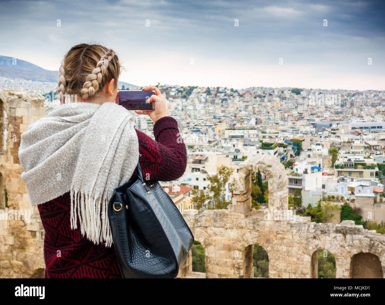 Jeune femme capturant Athènes Ville sur téléphone mobile, Grèce Banque D'Images