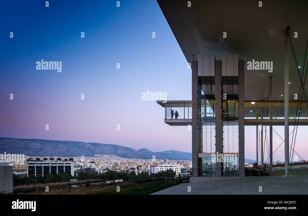 Vue de deux personnes au Centre culturel de la Fondation Stavros Niarchos, Athènes, Grèce Banque D'Images